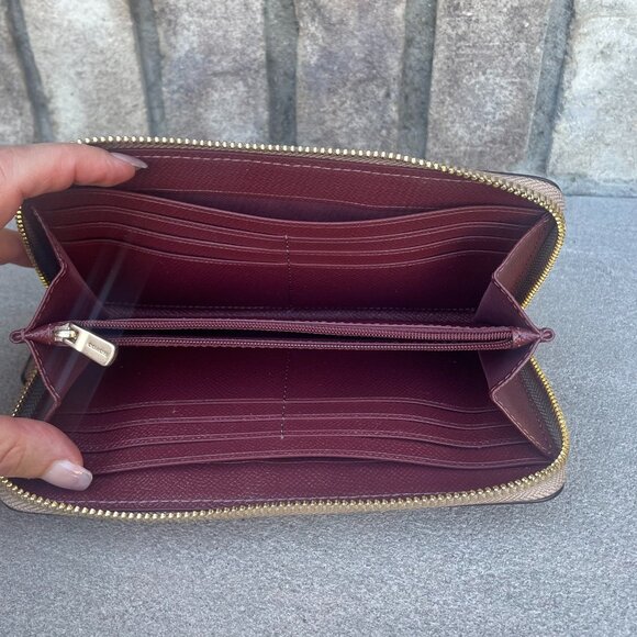 COACH CROSSGRAIN LEATHER ACCORDION ZIP AROUND WALLET Like New - Picture 9 of 10